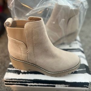 Womens Dolce Vita boots 6